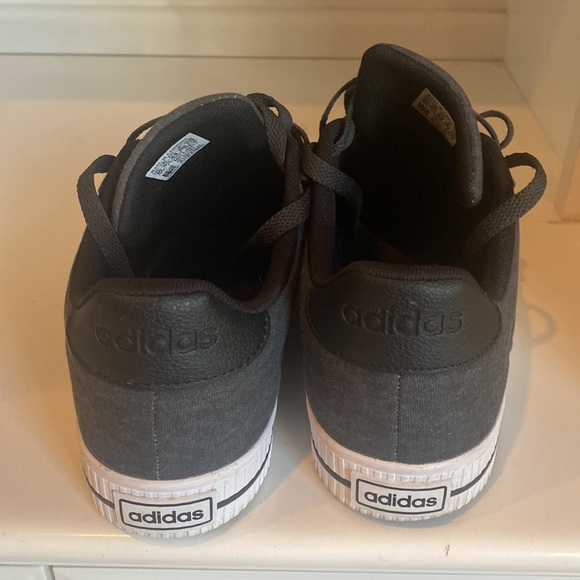 Men’s Size 10 Adidas Sneakers- Great Condition - Picture 2 of 4